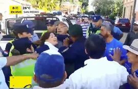 Momento en que la comunicadora Judith Vera era detenida por la Policía por manifestarse frente a la municipalidad de San Pedro del Ycuamandiyú.