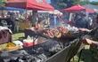 La Asociación de Asaderos realiza un evento en la ciclovía de Luque. Están a la venta carnes asadas de todo tipo.