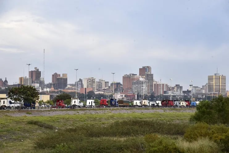 Camioneros instalados en la Costanera de Asunción.