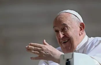 El papa Francisco saluda a los peregrinos en la plaza de San Pedro, en el Vaticano.