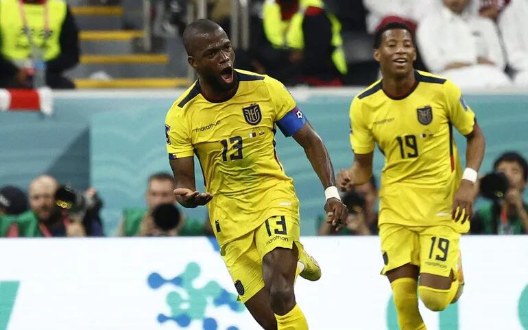 Énner Valencia (i) de Ecuador celebra un gol hoy, en un partido de la fase de grupos del Mundial de Fútbol Qatar 2022 entre Qatar y Ecuador en el estadio Al Bait en Al Khor (Qatar).