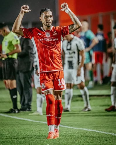 Jorge Sanguina, jugador de General Caballero JLM, celebrando un gol ante Tacuary.