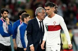 Cristiano Ronaldo pasa al lado del entrenador Fernando Santos tras ser sustituido en el partido del viernes contra Corea del Sur.