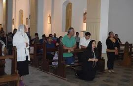 Fieles se encuentran en vigilia de oración en la parroquia de Itauguá y piden una solución a monseñor Joaquín Robledo.