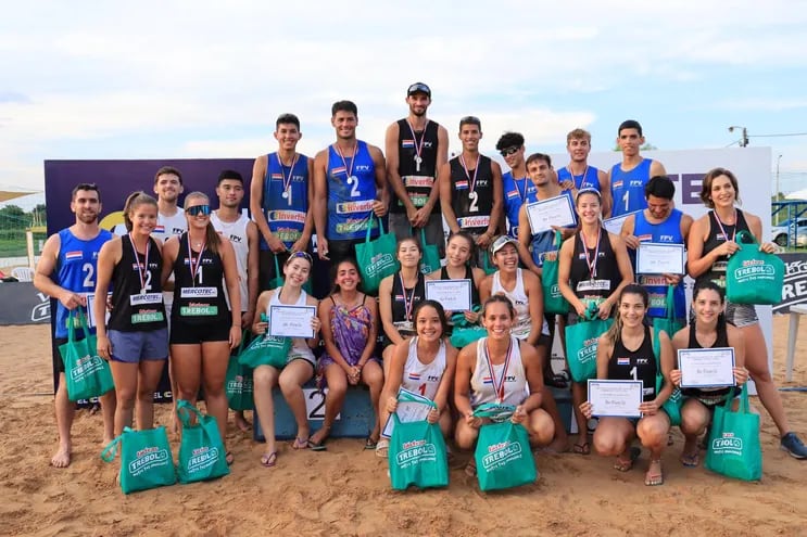 Los flamantes ganadores de la Primera Etapa del Circuito Paraguayo de Vóley Playa que se realizó en Surubi’i, del Club Centenario.