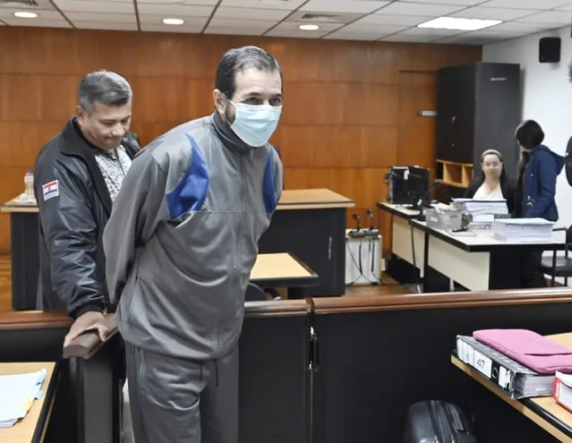 Dr. Miguel Ángel Cavallo, médico cirujano acusado de presunto homicidio doloso, ingresa a la sala de juicios orales.