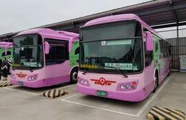 Buses eléctricos de la empresa RAC, del grupo Mobiletron Company, al servicio de una línea de transporte público en Taipéi. La empresa tiene interés en ensamblar unidades como estas en Paraguay. (archivo).
