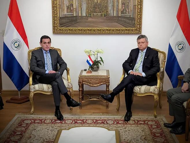 El canciller Rubén Ramírez Lezcano, con el embajador de la República Argentina acreditado ante nuestro país, Oscar Domingo Peppo.