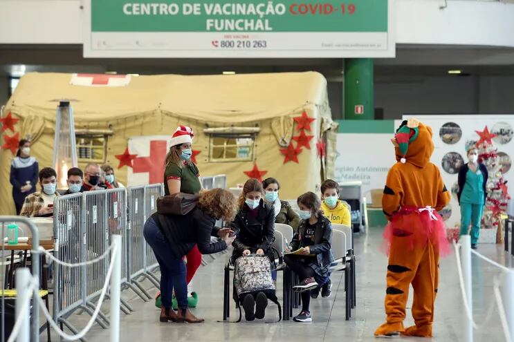 Chicos de entre 5 y 11 años son vacunados contra el covid-19 en el centro de vacunación Funchal, en Madeira, Portugal.