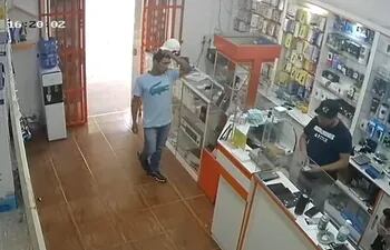 Gustavo Ariel Valiente Benítez, en la tienda de celulares de donde compró con dinero falso.