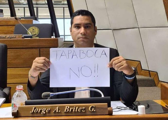 El diputado Jorge Britez encabeza una campaña en contra del uso de tapabocas.