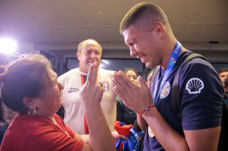 Ronaldo Dejesús (d) junto a su madre en el reencuentro en el Aeropuerto Internacional Silvio Pettirossi después del regreso de la selección paraguaya Sub 23.
