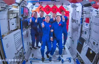 Miembros de la tripulación del Shenzhou-15 con Fei Junlong, Zhang Lu y Deng Qingming. (AFP)