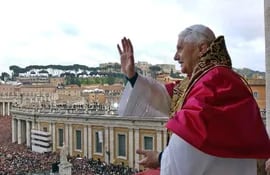 el-papa-benedicto-xvi-saluda-a-miles-de-fieles-reunidos-en-la-plaza-de-san-pedro-en-el-vaticano-el-19-de-abril-de-2005-luego-de-haber-sido-elegido-c-204640000000-516526.jpg