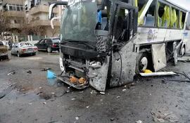 uno-de-los-omnibus-que-transportaban-peregrinos-alcanzado-por-la-explosion-de-las-bombas-del-atentado-perpetrado-en-la-capital-siria-afp-221111000000-1562624.jpg