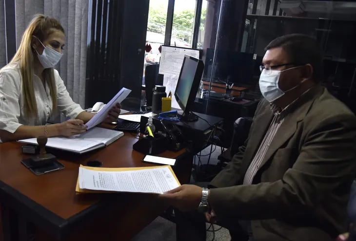El abogado Francisco de Vargas presentó en el Ministerio Público la denuncia por prevaricato contra la titular del Indert, Gail González.