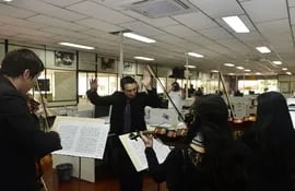 integrantes-de-la-orquesta-filarmonica-juvenil-del-paraguay-durante-una-visita-a-nuestra-redaccion--191219000000-1107340.jpg