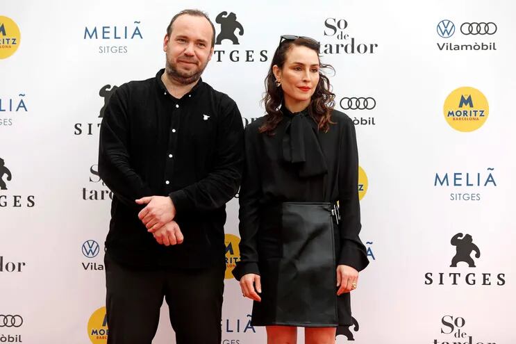 La actriz sueca Noomi Rapace posa junto al director Valdimar Johansson durante la presentación de "Lamb" en el Festival de Cine Fantástico de Sitges.