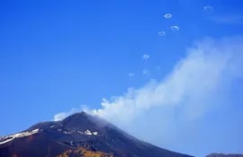 El volcán italiano Etna, el más activo del continente europeo, expulsó este viernes a la atmósfera numerosos "anillos" de humo, un fenómeno "extraordinario" que pudo verse desde las inmediaciones del cráter y la ciudad siciliana de Catania (sur).