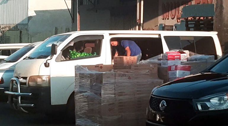 Momento en que cargan productos de contrabando en un furgón, según verificó este diario.