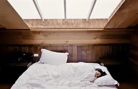 Dormir pocas horas para sentirte reavivado o pasar mucho tiempo de la noche roncando para, al final, despertar con mucho cansancio pueden ser factores que formen parte de tus mañanas.