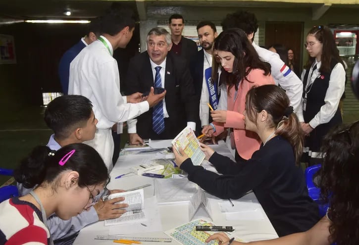 Secundarios cuestionan al ministro de Educación, Luis Fernando Ramírez, la mala calidad de los útiles, durante el encuentro para validación de los kits escolares.