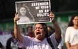 Un grupo de mujeres de varios colectivos marchan en apoyo a la joven mexicana Roxana Ruiz, condenada a seis años de cárcel por defenderse de su violador, en Ciudad de México (México). Distintos colectivos de mujeres se manifestaron este viernes en la Ciudad de México para demandar que se revierta la condena de seis años y dos meses en contra de Roxana Ruiz, por asesinar en defensa propia a su violador.