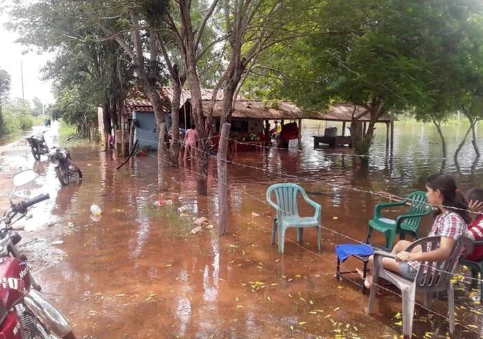 Una vivienda de la compañía Coronillo fue tomada por las aguas del caudaloso arroyo Piribebuy que se desbordó el miércoles último.  Los habitantes observan impotentes la situación.