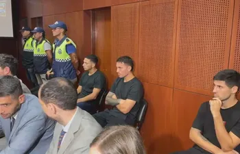 El paraguayo José Florentín (d), futbolista de Vélez Sarsfield, en la audiencia por el presunto abuso sexual a joven en Tucumán, Argentina.