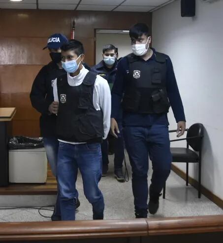 Jonny Paredes Gauto a su llegada a la sala de juicios orales, donde se llevó a cabo su audiencia de iposición de medidas ante la jueza Rosarito Montanía.