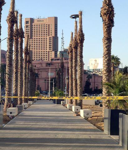 Vista general de las obras de acondicionamiento de la plaza Tahrir, en el centro de El Cairo (Egipto). El traslado de cuatro estatuas de carneros desde la localidad monumental de Luxor (sur) a la plaza Tahrir para decorar el centro de El Cairo ha causado polémica en Egipto.
