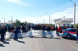 Obreros de la INC de Vallemí siguen movilizados por la pésima gestión de Ernesto Benítez.