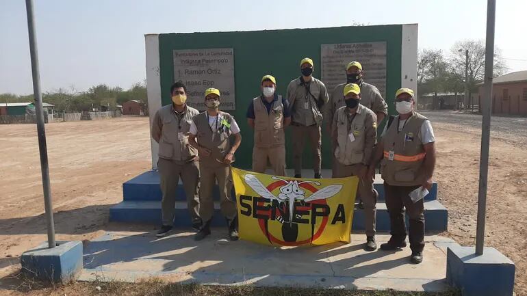 Funcionarios del Servicio Nacional de Erradicación del Paludismo (Senepa) que realizaron las tareas de eliminación de criaderos en el Chaco.