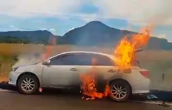 Un automóvil de un personal policial que viajaba con su familia, se incendió por completo en el ramal Acahay-La Colmena.