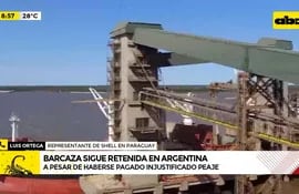 Barcaza sigue retenida en Argentina