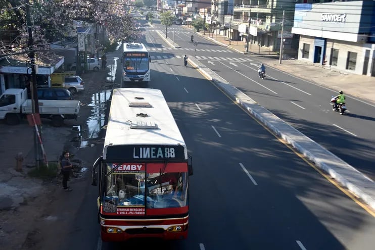 Pocos buses en Asunción, en este Sábado Santo.
