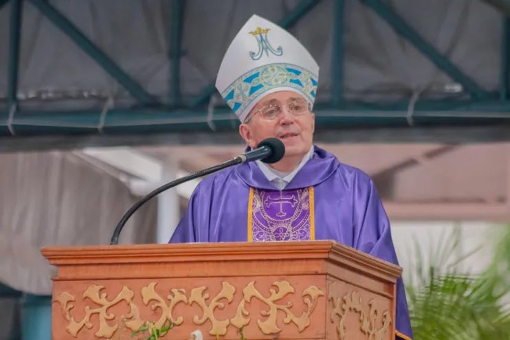 Monseñor Guillermo Steckling, obispo de la diócesis de Ciudad del Este presidió la misa vespertina en el séptimo día del novenario de la Viregen de Caacupé.