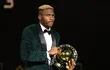 El nigeriano Víctor Osimhen posa con su Balón de Oro africano