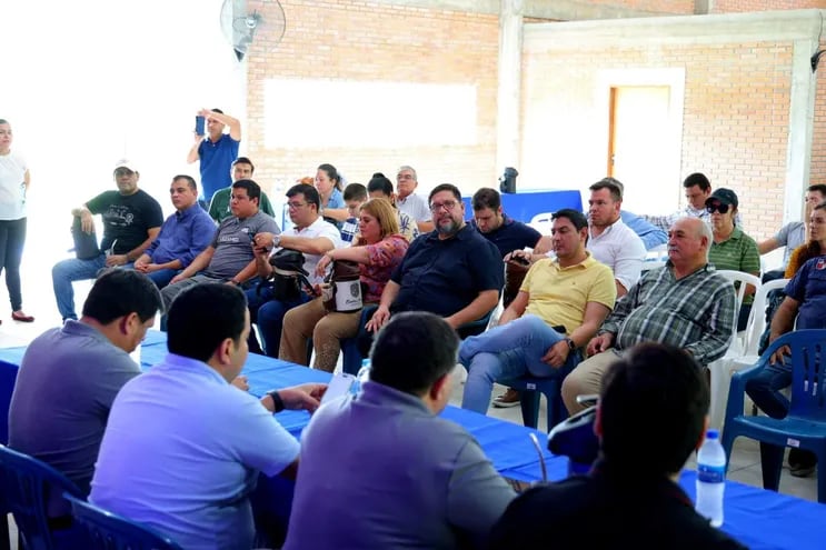 La Coordinadora de Intendentes Liberales se reunió con el gobernador de Central, Ricardo Estigarribia y los senadores Salyn Buzarquis y Sergio Rojas.
