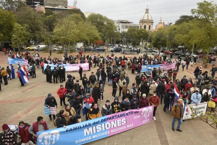 Grupos profamilia marchan en Asunción y exigen ser parte del comité ejecutivo del plan de transformación educativa del Ministerio de Educación y Ciencias.