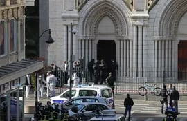 Miembros de la unidad de policía táctica de élite RAID entran para registrar la Basílica de Notre-Dame de Nice, después de un ataque con cuchillo en Niza.