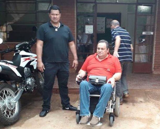 El concejal departamental de Caazapá Benjamín Adaro Monzón (en silla de ruedas) con su secretario y guardaespaldas Hugo Arsenio Villar Sotelo, quien a su vez fue detenido por el ataque a tiros ocurrido el jueves último en la Gobernación del Sexto Departamento.
