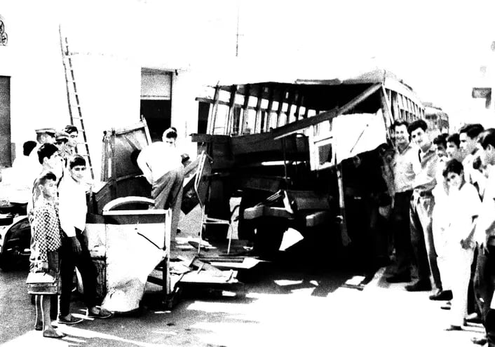 Así quedó destartalado el ómnibus con carrocería de madera en 1968.