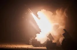 Imagen cedida por la agencia oficial surcoreana en la que se observa el lanzamiento de misiles entre las fuerzas de Corea del Sur y su aliado Estados Unidos. (AFP)