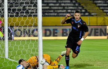 El paraguayo Alex Arce, futbolista de la Liga de Quito, celebra un gol en el partido frente a Cumbayá por la segunda fecha de la Serie A de Ecuador en el Atahualpa, en Quito.