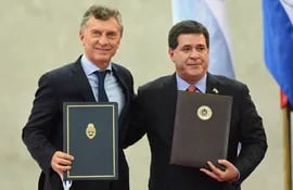 el-acuerdo-sobre-yacyreta-fue-firmado-por-los-presidentes-de-argentina-mauricio-macri-y-paraguay-horacio-cartes--203222000000-1597967.jpg
