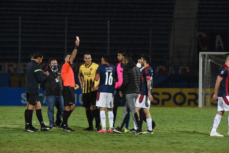 Momento en que Benítez, el árbitro, expulsa a Enzo Giménez.