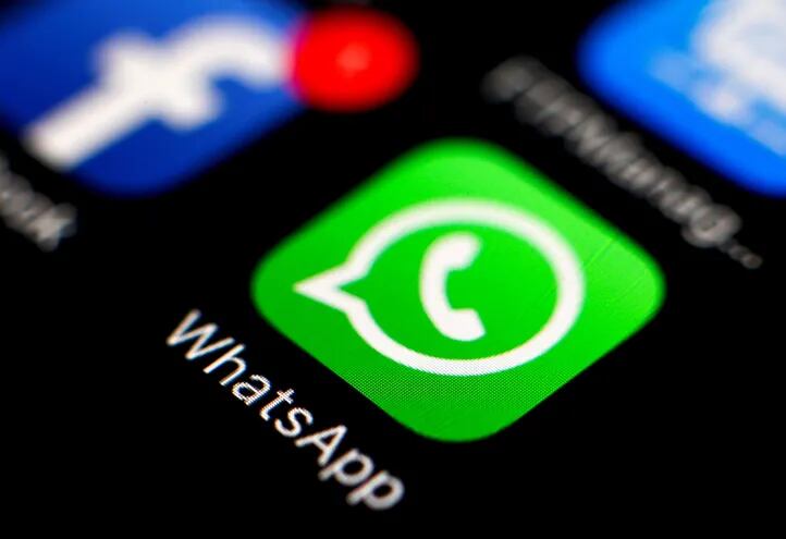 Logos de Facebook y WhatsApp en un teléfono inteligente. Ambos servicios, al igual que Instagram, están caídos desde poco después del mediodía.