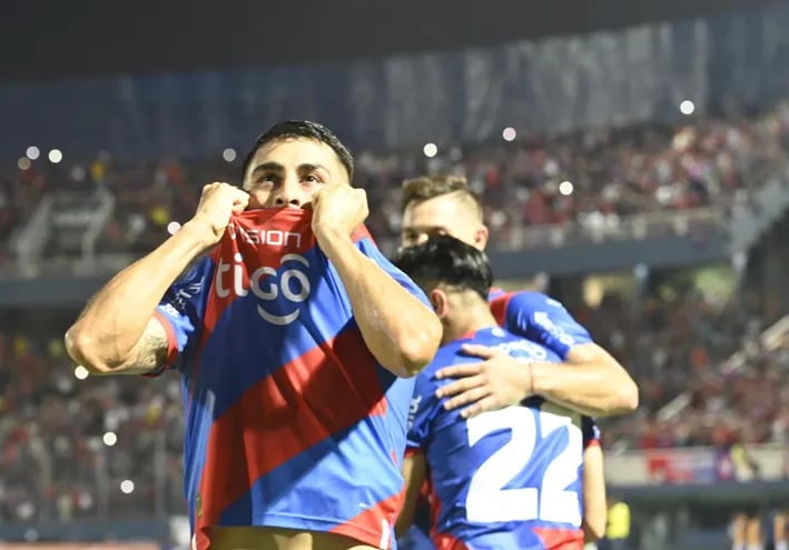 Federico Carrizo, celebrando su gol ante Fortaleza en La Nueva Olla.