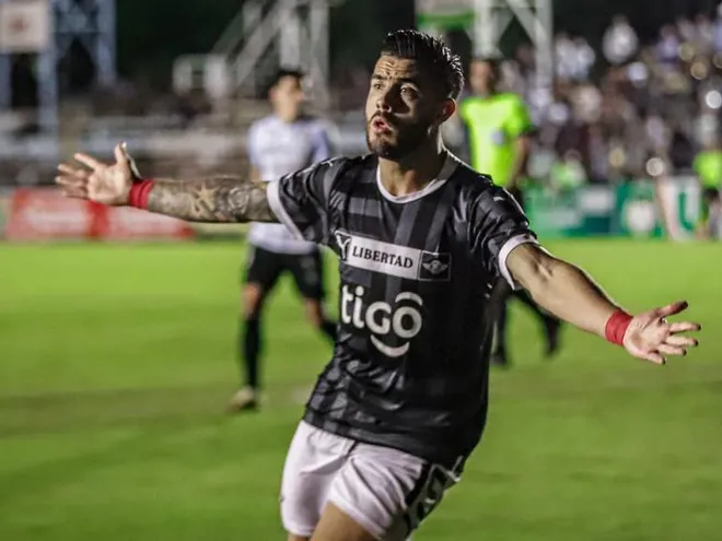 Héctor Villalba, futbolista de Libertad, celebra el gol que anotó contra Guaireña por la décimo octava ronda del torneo Apertura 2023 del fútbol paraguayo en el estadio Parque del Guairá, en Villarrica.